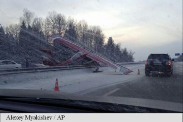 RUSIA: Un avion ușor a aterizat de urgență pe o autostradă