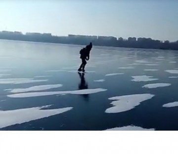 INCONȘTIENȚĂ! Lacul Tăbăcărie, patinoar pentru tinerii teribiliști- VIDEO