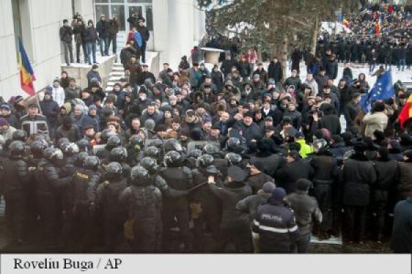 MAE urmărește cu atenție evoluțiile de la Chișinău și îndeamnă la calm