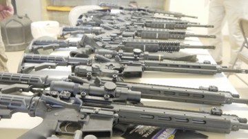 Facebook şi Instagram interzic publicitatea la arme pentru persoanele private
