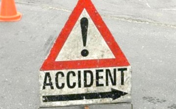 Un bărbat a intrat cu autoturismul într-un copac