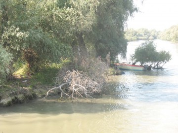 Frontieriştii au salvat doi pescari aflaţi în dificultate pe Dunăre