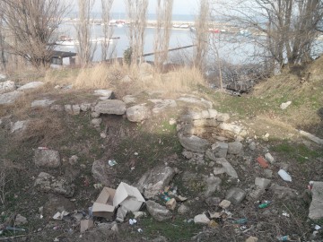 Centrul Vechi, împânzit de tone de gunoaie şi moloz