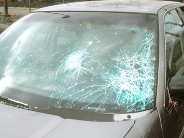 Reglare de conturi între ţigani: un şofer a intrat cu maşina în gard, după ce a fost atacat cu bolovani