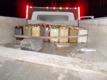 Focuri de armă, pentru reţinerea a doi bărbaţi care transportau jumătate de tonă de motorină