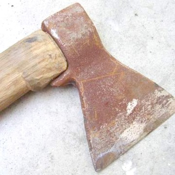Femeia suspectată că şi-a lovit concubinul cu toporul, dusă la audieri!