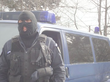 Mai mulţi indivizi din Cogealac, SĂLTAŢI de poliţişti şi duşi la arestare