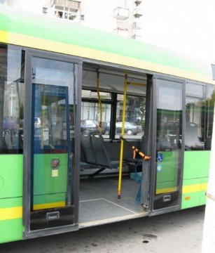 O femeie a căzut din autobuz pentru că şoferul a uitat să închidă uşile