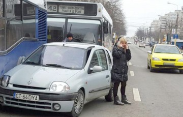 A tras de volan, să evite un pieton, şi s-a „înfipt” într-un autobuz