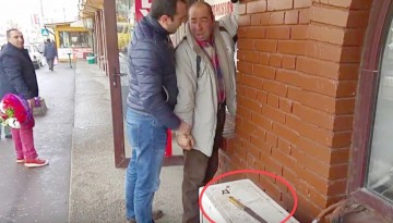 Cuţitar imobilizat de doi jandarmi în Piaţa Tomis III
