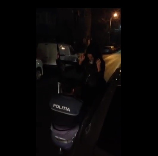 Cum și-a cerut un polițist iubita în căsătorie - Video! Cum și-a cerut un polițist iubita în căsătorie - Video!