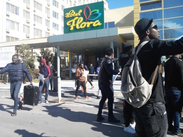 Scandal la hotel Flora, din Mamaia: studenții nigerieni strigă că NU SUNT SCLAVI
