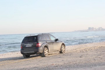 „VIP-urile” au luat cu asalt plajele din Mamaia şi au parcat fix în buza mării!