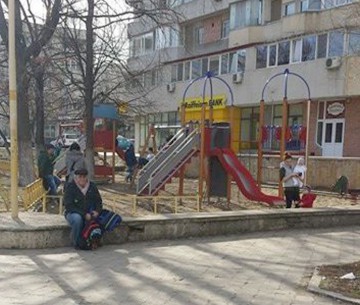 Locurile de joacă puţine şi câinii maidanezi, probleme reclamate de mămicile din Constanţa