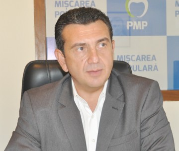 Făgădău nu răspunde la atacurile lui Palaz, dar îl face analfabet fără să-i pronunţe numele