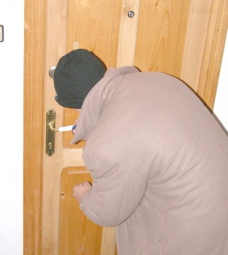 Minorii, printre ţintele preferate de infractori. Iată cum sunt abordaţi