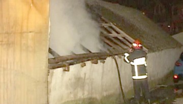 Incendiu violent: casă distrusă de flăcări