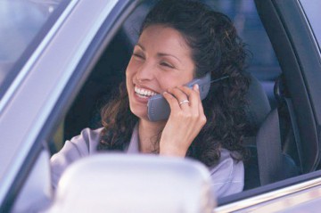 71% dintre șoferii români folosesc telefonul la volan