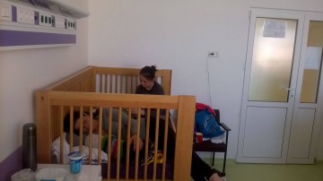 Secția de Pediatrie a Spitalului Județean, supraaglomerată! Copiii, internați câte doi în pat