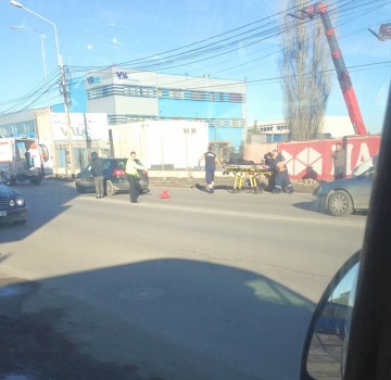 Haos în trafic, pe bulevardul Aurel Vlaicu: doi pietoni, accidentaţi