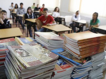 Asociaţia Elevilor dă în judecată Ministerul Educaţiei pentru manualele şcolare gratuite!
