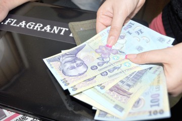 Un profesor cercetat în dosarul „Mită la bac”, menţinut sub control judiciar