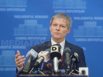 Cioloş îşi susţine poziţia privind cazul Intact pe Facebook. Iohannis a pierdut peste 17.000 de like-uri