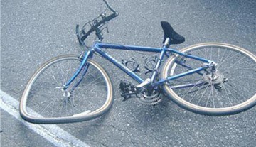 Biciclist, accidentat în drum spre Poarta Albă