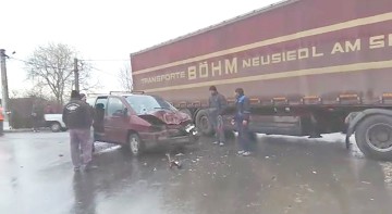 Autoturism lovit în plin de un TIR, la Ciocârlia de Sus