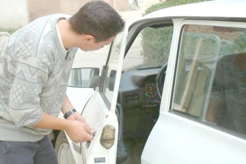 Maşină lăsată descuiată şi cu bunurile la vedere, „prădată” de hoţi