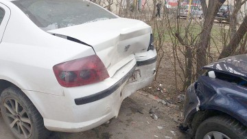 Haos pe strada Arcului. O persoană a ajuns la spital, mai multe maşini sunt boţite