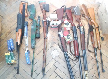 Poliţiştii au confiscat arme de la doi bărbaţi din Cernavodă şi Costineşti
