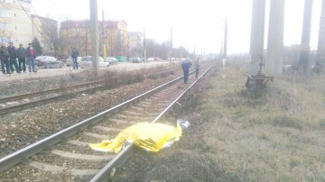 Femeia care a văzut un bărbat căzut pe linia de cale ferată şi nu a intervenit ar putea fi CERCETATĂ penal