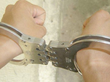Individul care a tâlhărit angajatul unei ferme, încătuşat
