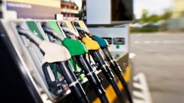 Statul vrea benzinării în hipermarketuri. Cât costă carburanţii în unica staţie de acest fel din România