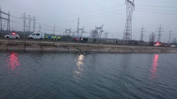 O maşină cu patru persoane, printre care şi un copil, a căzut în Dâmboviţa. O persoană a murit - VIDEO!