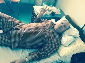 După ce s-a comentat că ar pleca la Bruxelles, Micu a reacţionat: a postat o imagine cu el pe patul de spital!