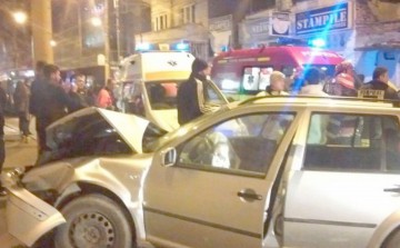 Trei maşini avariate şi patru victime, pe strada Mihai Viteazu
