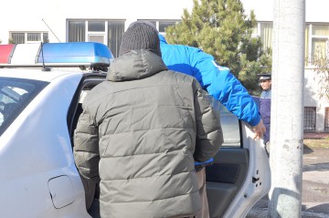 Doi indivizi au furat o poşetă dintr-o maşină, la Negru Vodă