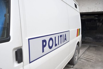 Doi hoţi au fost arestaţi, iar un al treilea - pus sub control judiciar