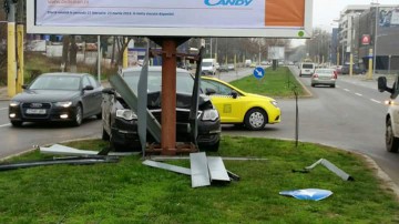 Constanța: A intrat cu mașina într-un panou publicitar