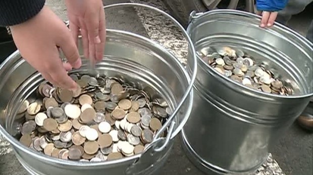 Video! Un constănţean a plătit rata la bancă în găleţi cu monede Video! Un constănţean a plătit rata la bancă în găleţi cu monede