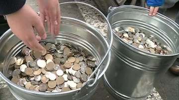 Video! Un constănţean a plătit rata la bancă în găleţi cu monede