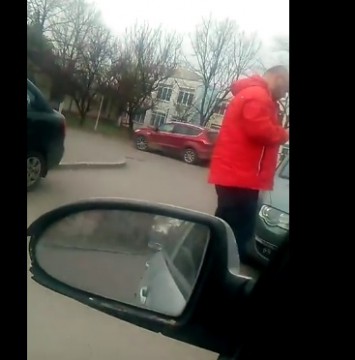 SCANDAL în parcarea Şcolii 38 din Constanța: un bărbat s-a ales cu mașina zgâriată și cu fața 