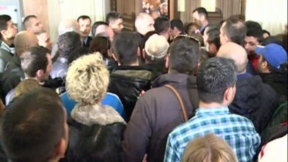 Scandal la procesul Cămătarilor: Rudele s-au îmbrâncit cu jandarmii Scandal la procesul Cămătarilor: Rudele s-au îmbrâncit cu jandarmii