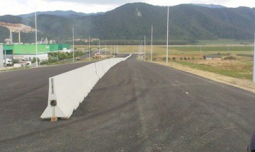 CNADNR montează separatoare de sens pe drumurile cu trafic intens