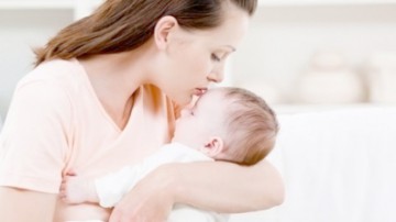 Proiectul legii indemnizațiilor pentru mame, amânat, din nou. Deputații întârzie să-l voteze