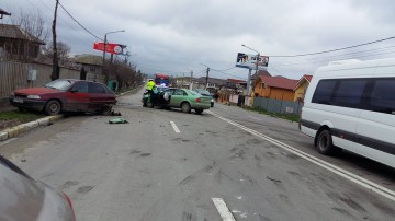 Un șofer a făcut ravagii pe străzile din Valu: trei vehicule avariate!