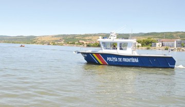 Un bărbat fără brevet, prins la bordul unei ambarcaţiuni neînmatriculate