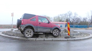 Un sens giratoriu din Mamaia Sat a devenit „parcare” pentru şoferi
